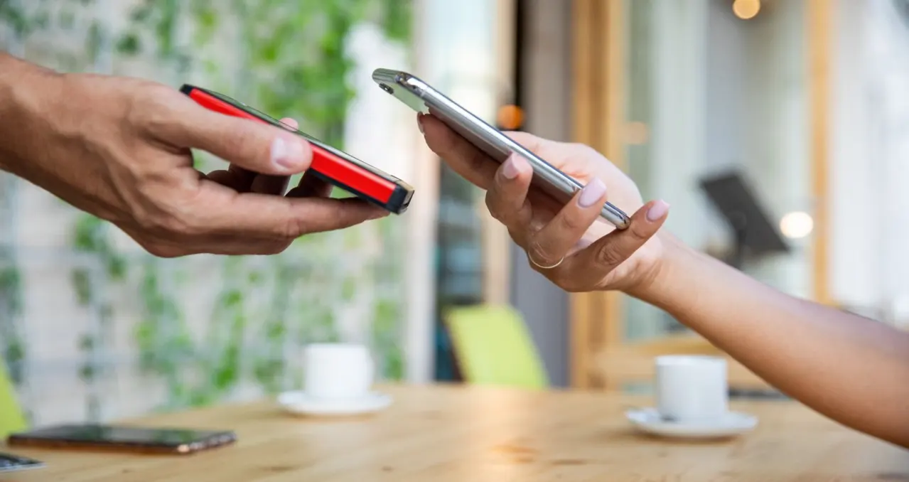Pago con móvil y TPV Tap on phone en una cafetería